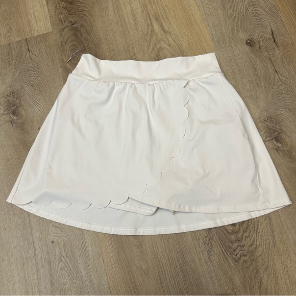TCEC White Scalloped Skirt with Shorts - Picture 1 of 4